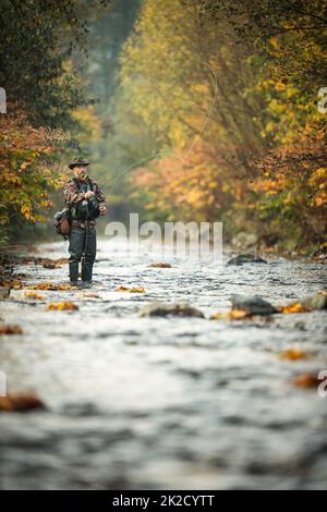 Pescatore a mosca la pesca con la mosca su di uno splendido fiume di montagna Foto Stock