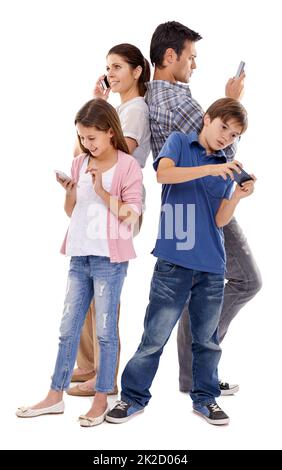 Godendo i loro giocattoli digitali. Studio girato di quattro membri della famiglia ciascuno utilizzando i propri telefoni cellulari. Foto Stock