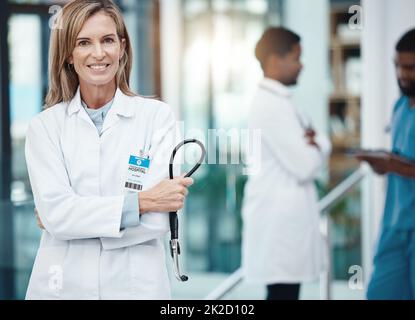 Cardiologia, stetoscopio e medico orgoglioso in ritratto per il benessere medico, la fiducia e l'innovazione con il flare lente. Responsabile sanitario dell'ospedale Foto Stock