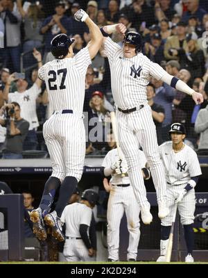 New York City, Stati Uniti. 22nd Set, 2022. Il New York Yankees Giancarlo Stanton (27) si congratula con il compagno di squadra Josh Donaldson dopo aver colpito una casa a due manche contro i Boston Red Sox negli anni '6th per dare agli Yankees un vantaggio di 3-0 al Yankee Stadium di New York City giovedì 22 settembre 2022. Foto di John Angelillo/UPI Credit: UPI/Alamy Live News Foto Stock