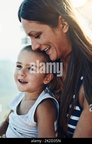 Ci siamo stati così bene. Scatto corto di una madre singola che passa il tempo con suo figlio. Foto Stock