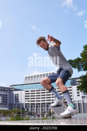 Pattinare è più di un hobby. Sparato di skateboard in città. Foto Stock