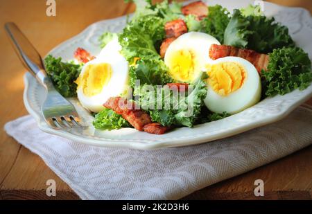 Fresco e salutare con insalata di cavolo riccio, chrispy uova e pancetta Foto Stock