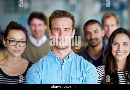 Weve ha ottenuto il nostro obiettivo in vista. Un gruppo di persone diverse che guardano con determinazione e orgoglio. Foto Stock