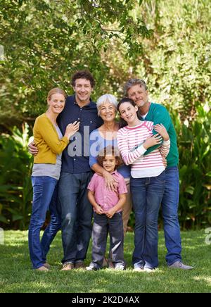 La famiglia viene sempre al primo posto. Foto di una famiglia in posa per una foto. Foto Stock