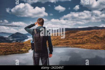 Escursionista adulto che guarda la vista Foto Stock