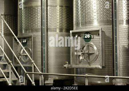 Fermentazione in corso. Autocisterne per la fermentazione del vino all'interno di una cantina. Foto Stock