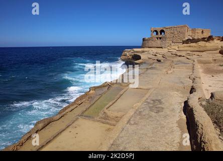 Saline sulla baia di Xwejni. Gozo. Malta Foto Stock