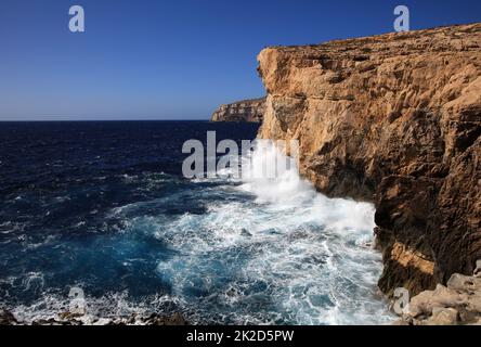 Litorale vicino alla baia di Xwejni sull'isola di Gozo. Malta Foto Stock