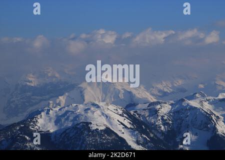 Nubi che si sollevano sulle catene montuose viste dal Monte Pilatus, Svizzera. Foto Stock