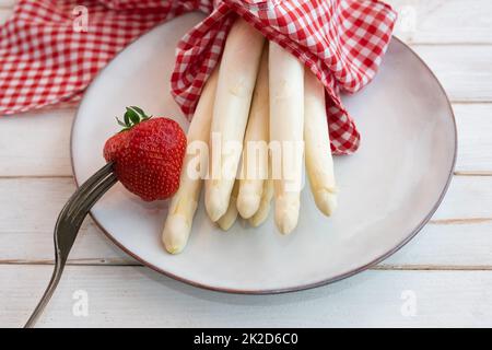 Piatto di asparagi bianchi freschi e fragola Foto Stock