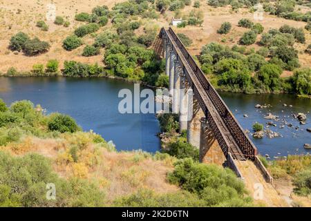 Vecchio ponte ferroviario sul fiume Guadiana Foto Stock