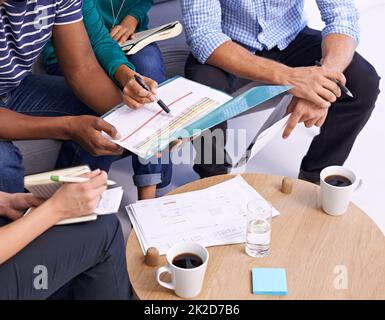 Le idee migliori sono guidate dalla caffeina. Scatto ritagliato di un gruppo di progettisti che hanno una discussione. Foto Stock