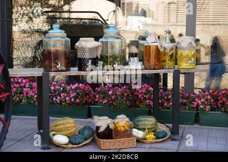 Un vaso di fiori che siede sulla cima di un edificio Foto Stock