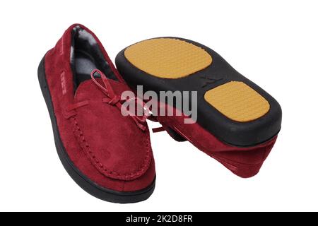 Pantofole isolate. Primo piano di un paio di comode e calde pantofole in spugna rosse femminili con suola antiscivolo isolata su sfondo bianco. Scarpe di una donna. Macro. Foto Stock