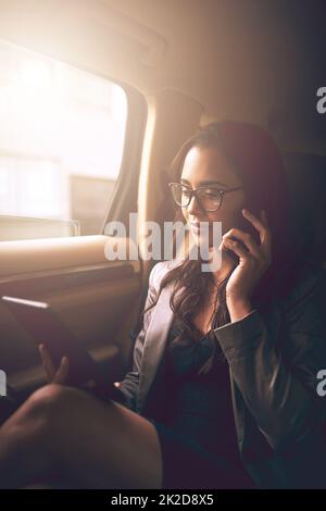 Immagini Stock - La Donna D'affari All'interno Di Un'auto Cattura Il  Telefono Cellulare Per Lavorare.. Image 161550527