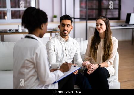 Coppia incinta e medico Foto Stock
