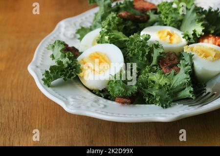 Fresco e salutare con insalata di cavolo riccio, chrispy uova e pancetta Foto Stock