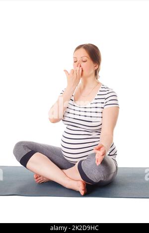 Donna incinta che fa yoga esercizio di respirazione Pranayama Foto Stock