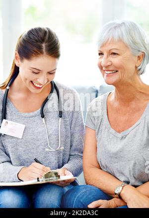 Youre in forma eccellente. Un medico che spiega i risultati positivi del test a un paziente anziano sorridente. Foto Stock