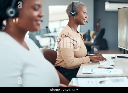 Assistenza clienti, call center e consulente di telemarketing felici di aiutarvi con un supporto di qualità amichevole. Donna nera che lavora come agente assicurativo Foto Stock