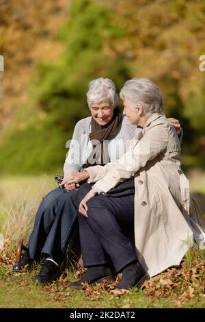 Goditi un pomeriggio all'aperto. Donne anziane felici che trascorrono il tempo insieme all'aperto. Foto Stock