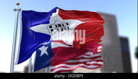 Bandiera della città di San Antonio che sventola al vento con le bandiere nazionali dello stato del Texas e degli Stati Uniti Foto Stock