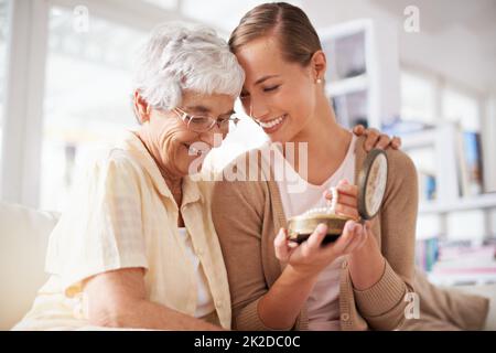 Questo è il loro heirloom di famiglia. Scatto corto di una donna anziana che dà a sua figlia una collana di perla. Foto Stock