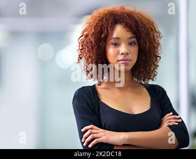 Il mondo aziendale. Ritratto di una giovane donna d'affari afroamericana sorridente con fiducia alla macchina fotografica. Foto Stock