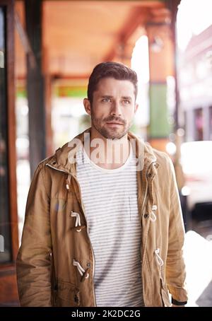 Credo di aver perso la strada. Scatto corto di un uomo serio che cammina lungo la strada. Foto Stock