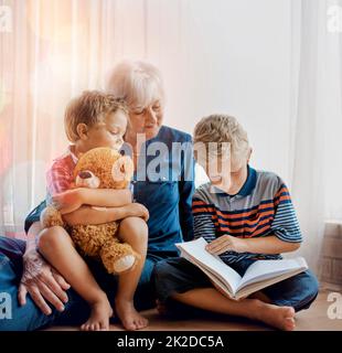 Egli rende la sua nonna orgogliosa. Colpo di una donna anziana che trascorre il tempo a sguastare i suoi nipoti. Foto Stock