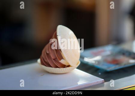 Un gelato morbido con gelato al cioccolato e vaniglia tra due ciotole di waffle. Foto Stock