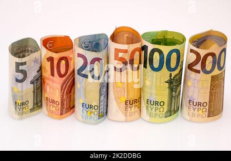 Rotoli di più banconote in euro, le banconote in euro si affiancano come un unico rotolo. Foto Stock