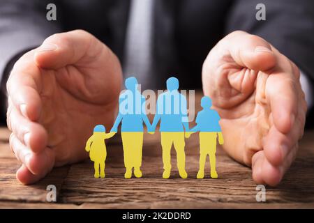 Commercianti la mano della protezione della famiglia figure Foto Stock