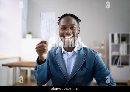 Stipendio o assegno di paga o assegno di assicurazione Foto Stock