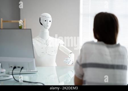 Trattamento paziente femminile da Robot Doctor Foto Stock