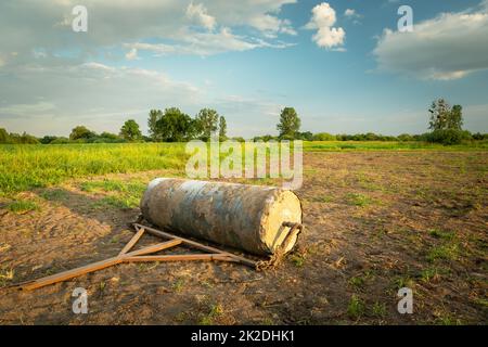 Rullo per la compattazione del terreno sul campo Foto Stock