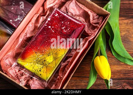 Cioccolato fatto a mano tinto con burro di cacao colorato Foto Stock