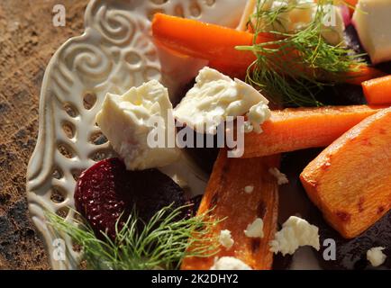 Barbabietola alla griglia sana, insalata di carote con feta al formaggio, finocchio, vista dall'alto Foto Stock