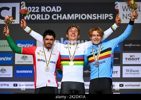 Antonio Morgado del Portogallo, il tedesco Emil Herzog e il belga Vlad Van Mechelen hanno raffigurato sul podio dopo la gara di strada Junior men ai Campionati del mondo UCI Road Cycling 2022, a Wollongong, Australia, venerdì 23 settembre 2022. I Mondi si svolgono dal 18 al 25 settembre. FOTO DI BELGA DIRK WAEM Foto Stock