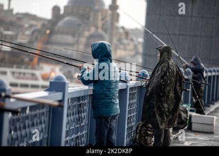 Istanbul, Turchia. 22nd Set, 2022. I pescatori hanno visto sul Ponte di Galata durante una pioggia. La forte pioggia che era efficace a Istanbul ha influenzato negativamente la vita intorno al ponte di Galata e al molo di Karakoy. Credit: SOPA Images Limited/Alamy Live News Foto Stock