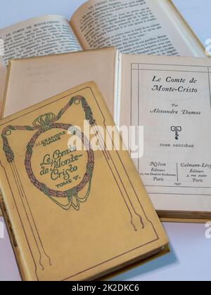 Libri francesi d'epoca del Conte di Monte Cristo Foto Stock