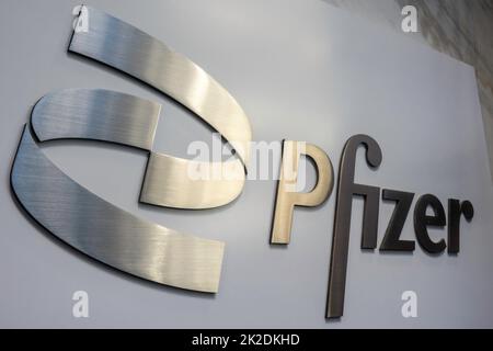 Pfizer World Headquarters building facade and sign, New York, City, USA 2002 Foto Stock