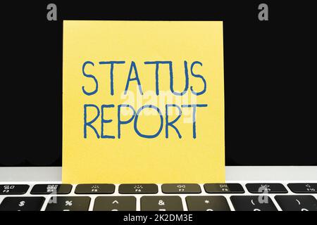 Rapporto sullo stato delle didascalie concettuali. Business idea aggiornamento Riepilogo delle situazioni a partire da un periodo di tempo Ufficio forniture su scrivania con tastiera e occhiali e caffè Cup per il lavoro Foto Stock