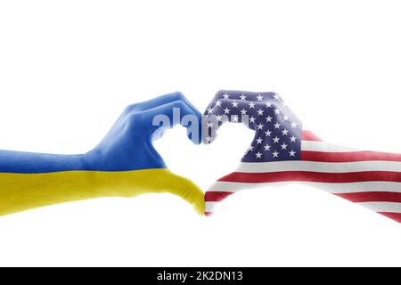 Due mani in forma di cuore con bandiera Ucraina e Stati Uniti isolato su sfondo bianco con tracciato di clipping Foto Stock
