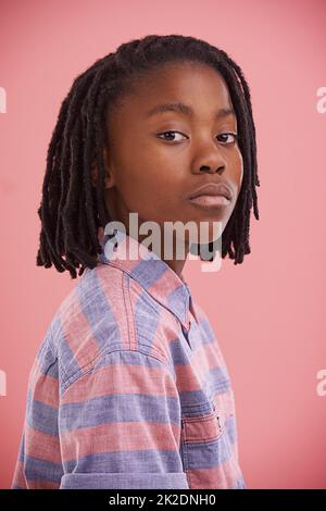 Tutto nell'atteggiamento. Studio ritratto di un ragazzo giovane con atteggiamento. Foto Stock