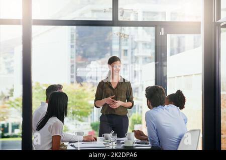 Ascoltare ogni suggerimento con una mente aperta. Scatto corto di un gruppo di uomini d'affari diversi che hanno una riunione nella sala riunioni. Foto Stock