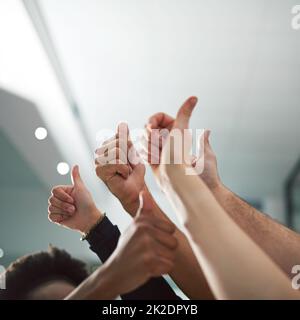 Diciamo sì al successo. Scatto ritagliato delle mani di vari popoli che mostra i pollici in su. Foto Stock