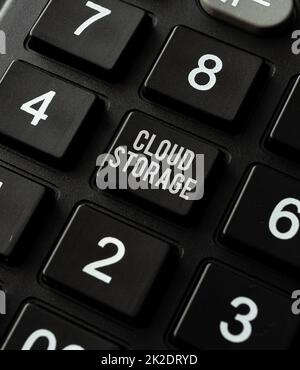Didascalia concettuale Cloud Storage. Business Concept Computing collega i dispositivi ai dati cloud su storage remoto creando Un nuovo libro, giocando a videogame, Copywriting nuovo contenuto Foto Stock