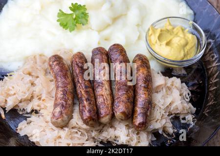 salsicce di norimberga alla griglia Foto Stock